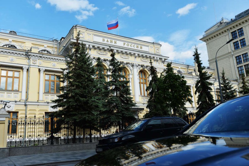 

Банк России продлил ограничения на&nbsp;перевод средств за&nbsp;рубеж

