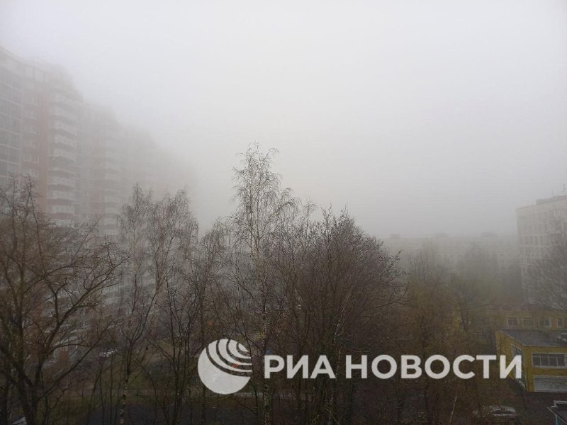 Сильный туман опустился на Москву: густая дымка, в частности, окутала улицы на...