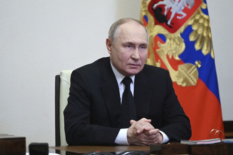 

Путин призвал приоритетно направлять на&nbsp;зарплаты врачам полученные через&nbsp;ОМС средства

