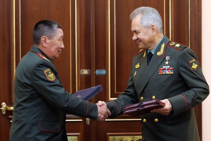 

Министры обороны РФ и&nbsp;Киргизии подписали соглашения

