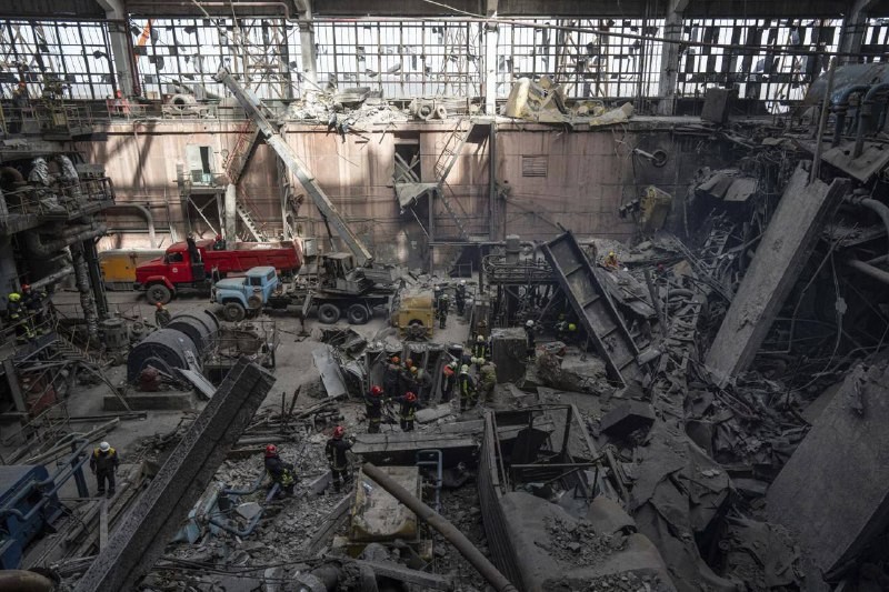 В ДТЭК Украины показали фотографии разрушенных ночным ракетным ударом электростанций.