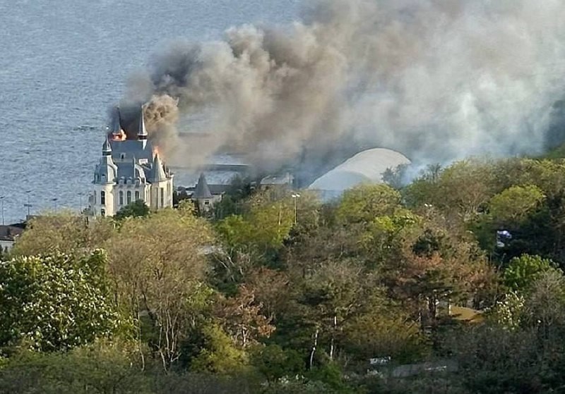 В Одессе сбитая ракета попала в здание, известное как "дом Кивалова", сообщают...