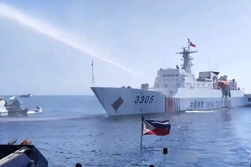 

Береговая охрана Китая обстреляла из&nbsp;водометов корабль Филиппин

