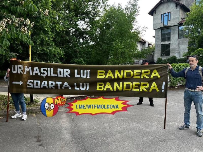 🇲🇩🇺🇦Возле посольства Украины в Кишиневе люди вышли с плакатом "Последователям Бандеры -...