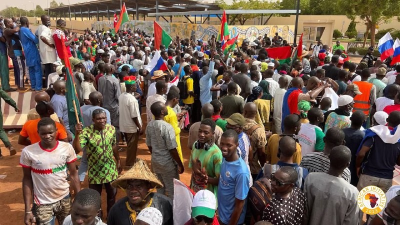 🇧🇫🆚🇺🇸 В Буркина-Фасо начался антиамериканский митинг, сообщает корреспондент “Африканской инициативы”. 