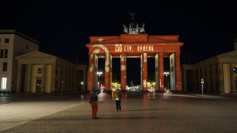Бранденбургские ворота — самая известная достопримечательность Берлина и национальный символ Германии —...