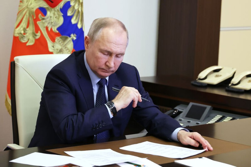 

Путин подписал стратегию исторического просвещения для&nbsp;укрепления русского мира

