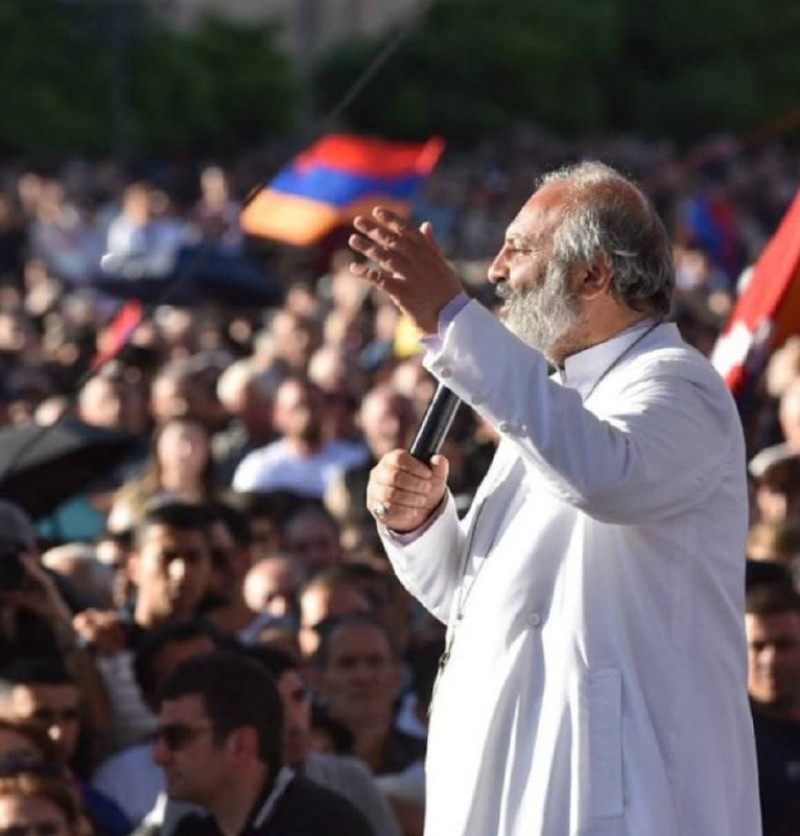 ⚡️Лидер протеста в Армении архиепископ Баграт заявляет, что дает премьер-министру республики Николу...