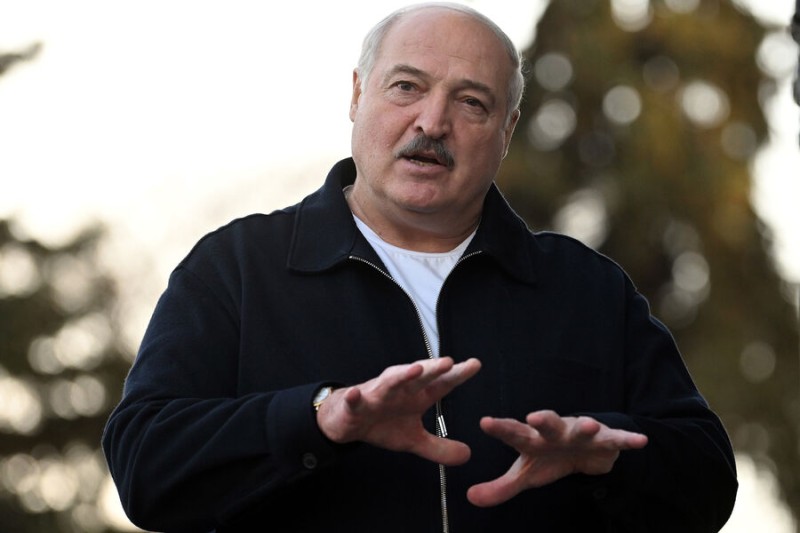 

Лукашенко заявил, что многим странам не нужны евро и доллары

