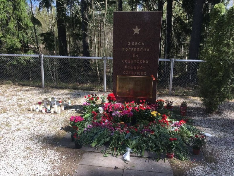 Неравнодушные люди отмыли от красной краски памятник на могиле советских солдат в...