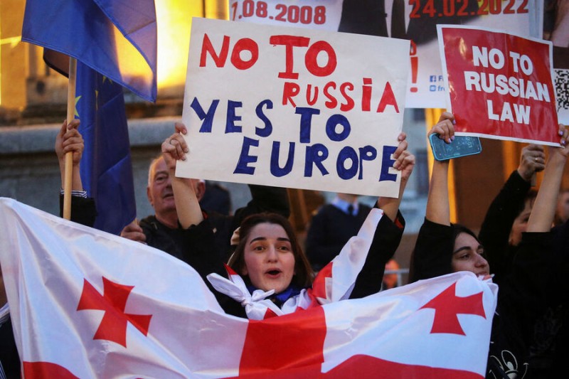 

Тысячи митингующих в&nbsp;Тбилиси заняли площадь Европы

