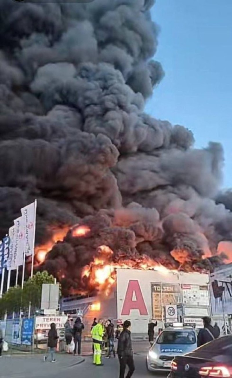 ⚡️Масштабный пожар охватил один из торговых центров в Варшаве, — СМИ.